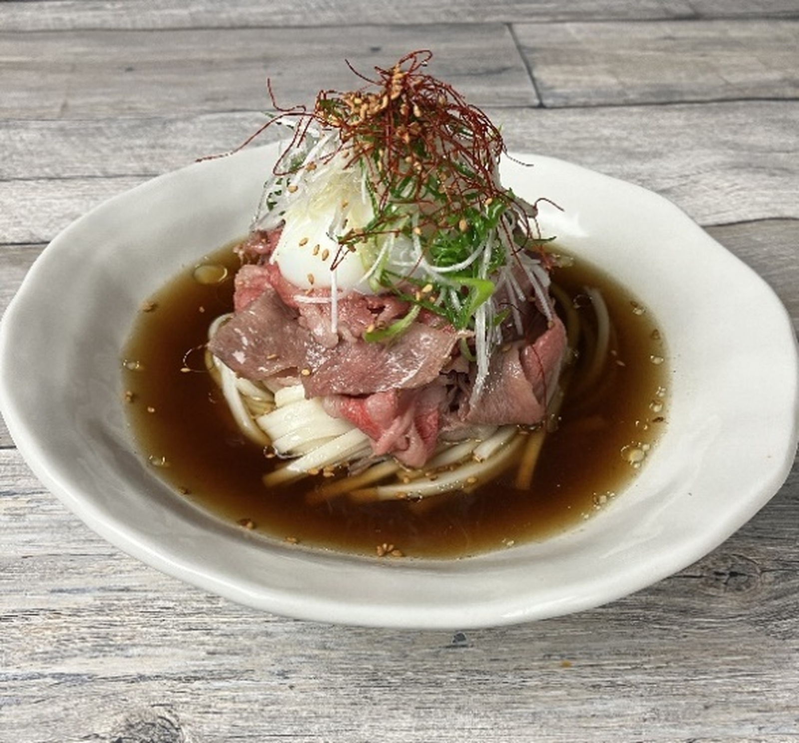 スパイス香る　牛サーロインのしゃぶしゃぶうどん　温玉のせ