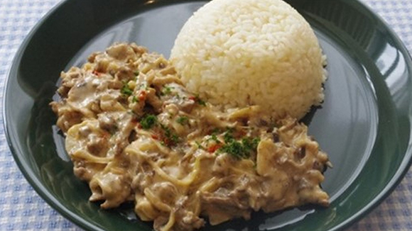 バター風味ライス（ビーフストロガノフ）